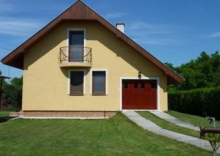 Villa Apartman Foldes Tibor à Veľký Meder Extérieur photo