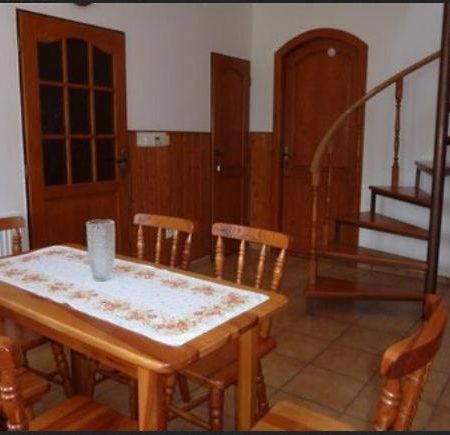 Villa Apartman Foldes Tibor à Veľký Meder Extérieur photo